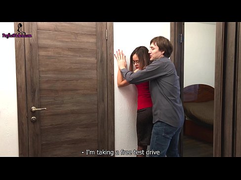 ❤️ مسکن سکسی در حین فروش آپارتمانش به طرز نفسانی گربه اش را تکان می دهد و او را لعنت می کند - Krempai ❌ لعنتی در ما ❤