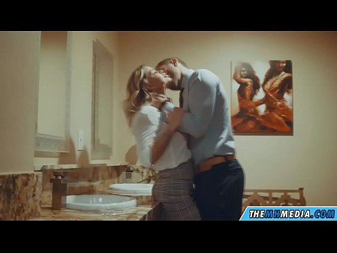 ❤️ وقتی یک بلوند بی تنه شما را در یک دستشویی عمومی اغوا می کند ❌ لعنتی در ما ❤